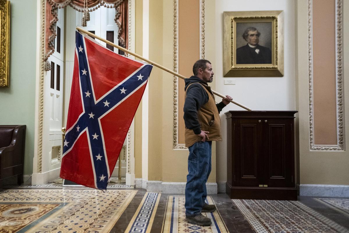 Washington (United States), 13/11/2020.- Supporters of US President Donald J. Trump and his baseless claims of voter fraud breach stand outside the Senate chamber during their protest against Congress certifying Joe Biden as the next president in Washington, DC, USA, 06 January, 2020 (issued 08 January 2020). On 08 January Assistant House Speaker Katherine Clarke said the House will move to impeach President Trump if the Vice President and Cabinet do not remove him on their own. (Protestas, Estados Unidos, Basilea) EFE/EPA/JIM LO SCALZO