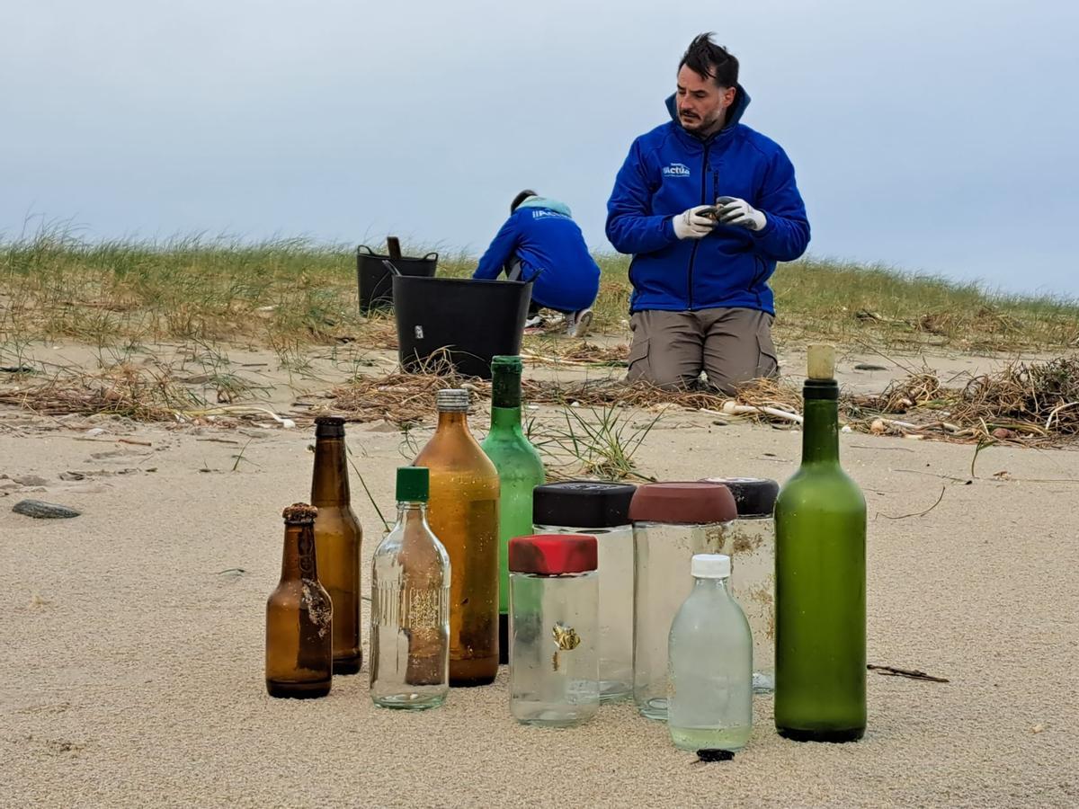 Envases de vidrio recogidos por los voluntarios en la costa de Carballo.