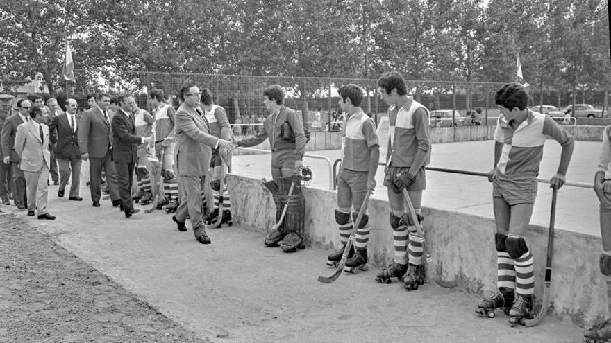 La inauguració de la nova pista descoberta, l’any 1972, amb el llavors delegat  nacional d’esports Joan Guich saludant els jugadors.