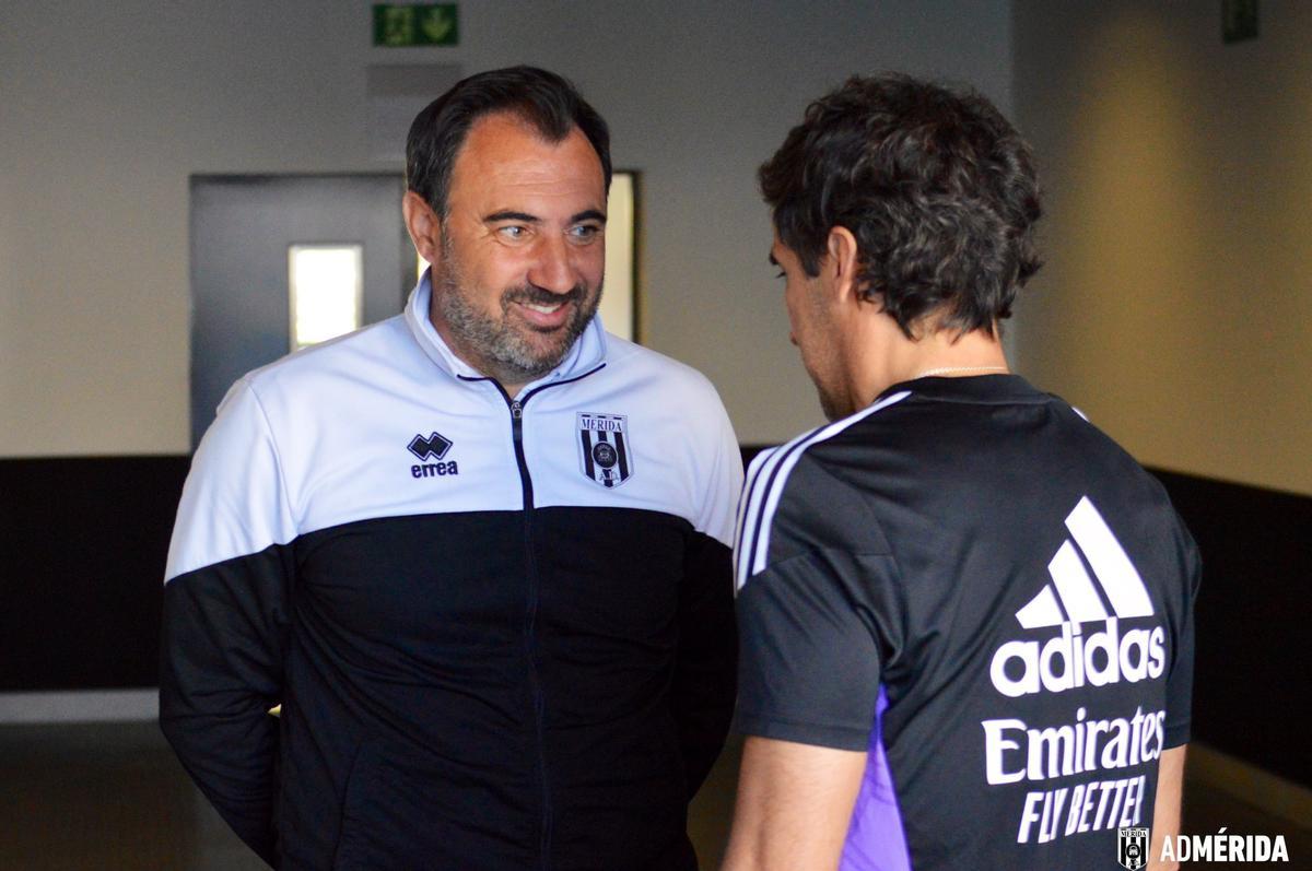 Juanma Barrero y Raúl González, entrenadores de Mérida y Castilla, hablan antes del partido.