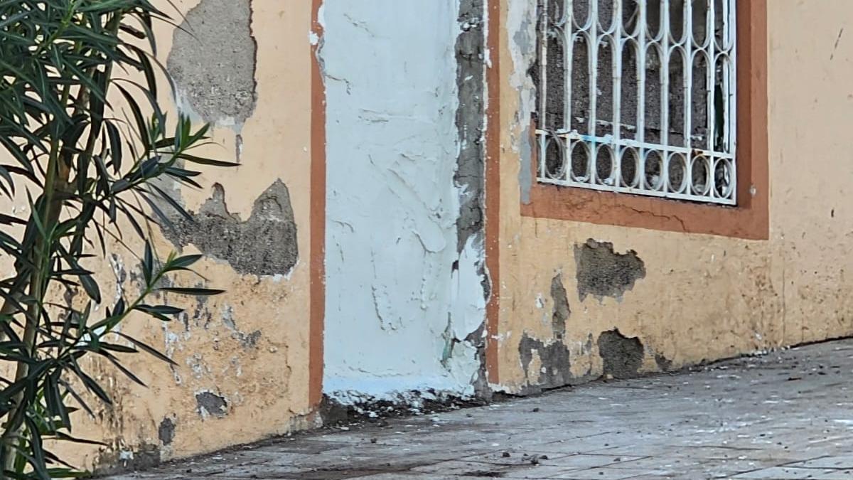 Aspecto de la puerta y la ventana tapiadas en la vieja casa de los gallos.