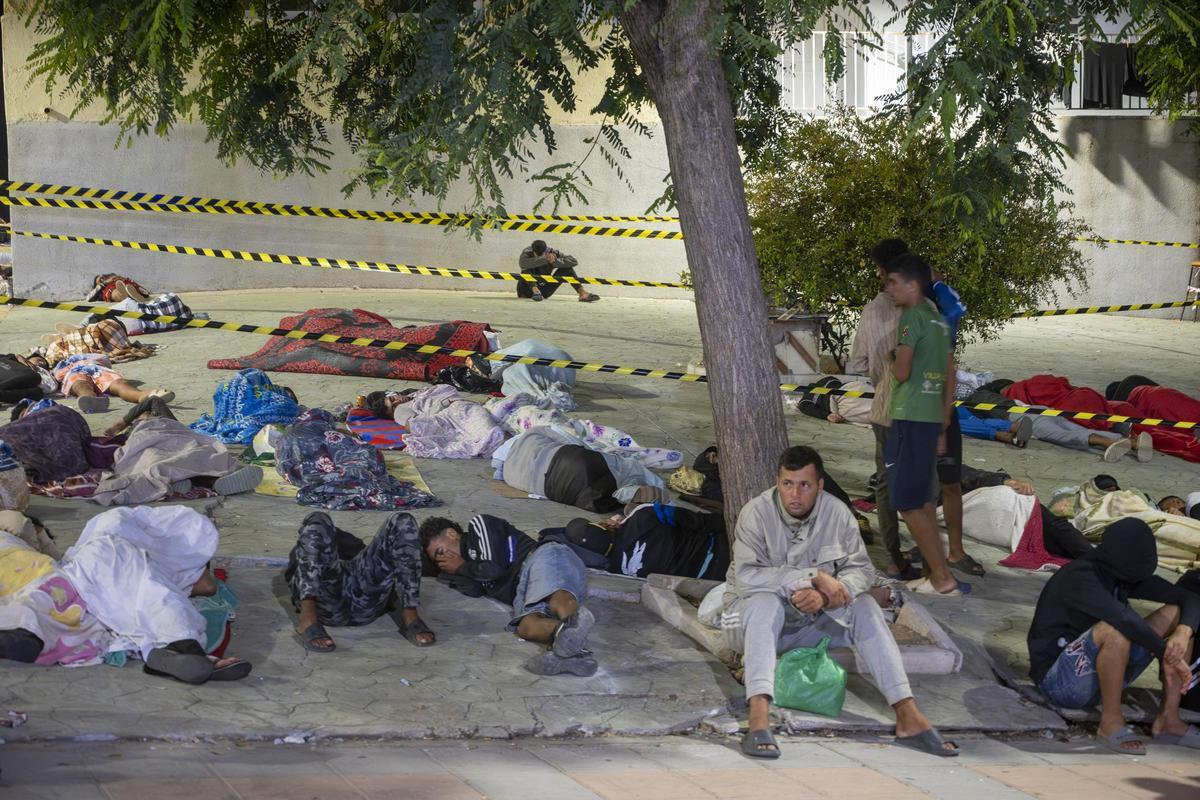 Decenas de migrantes siguen durmiendo en los alrededores de Loma Colmenar (Ceuta) Decenas de migrantes siguen durmiendo en los alrededores de Loma Colmenar (Ceuta)