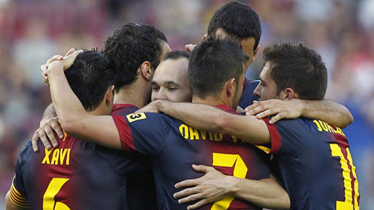 Los jugadores del Barça felicitan a Iniesta tras su gol ante el Málaga, en el último partido de la Liga 2012-2013