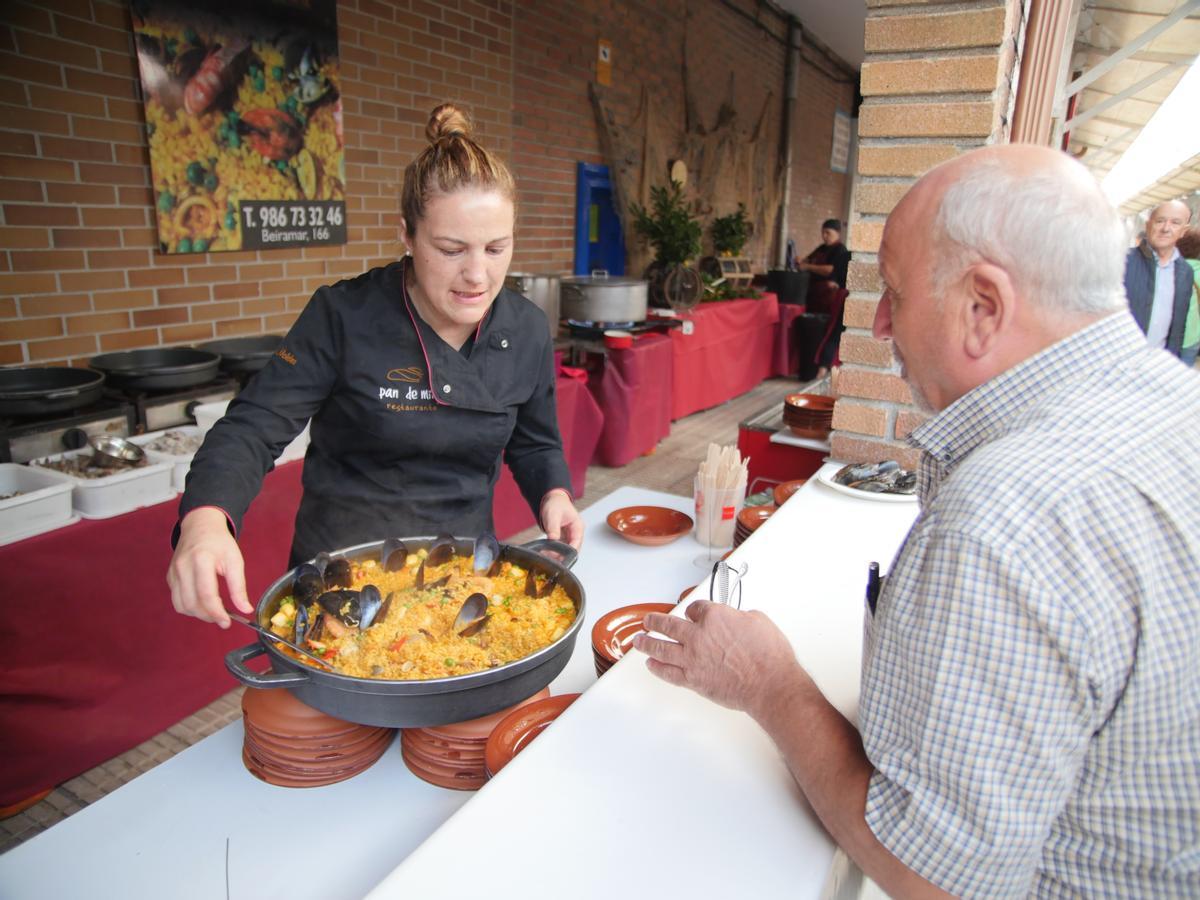 Lorena Moldes, al frente del puesto de paella de marisco.