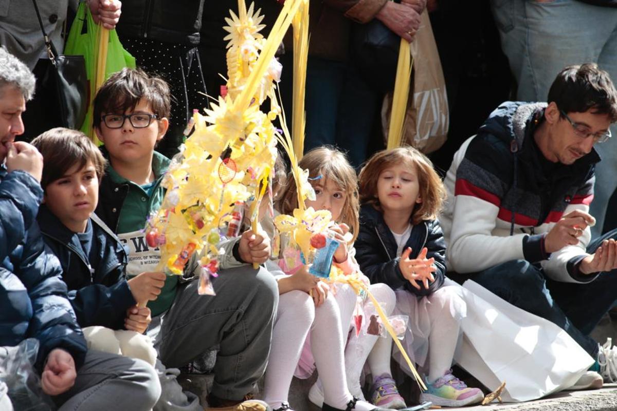 Los niños aguardaban a la procesión con la palma de chuches en sus manos.