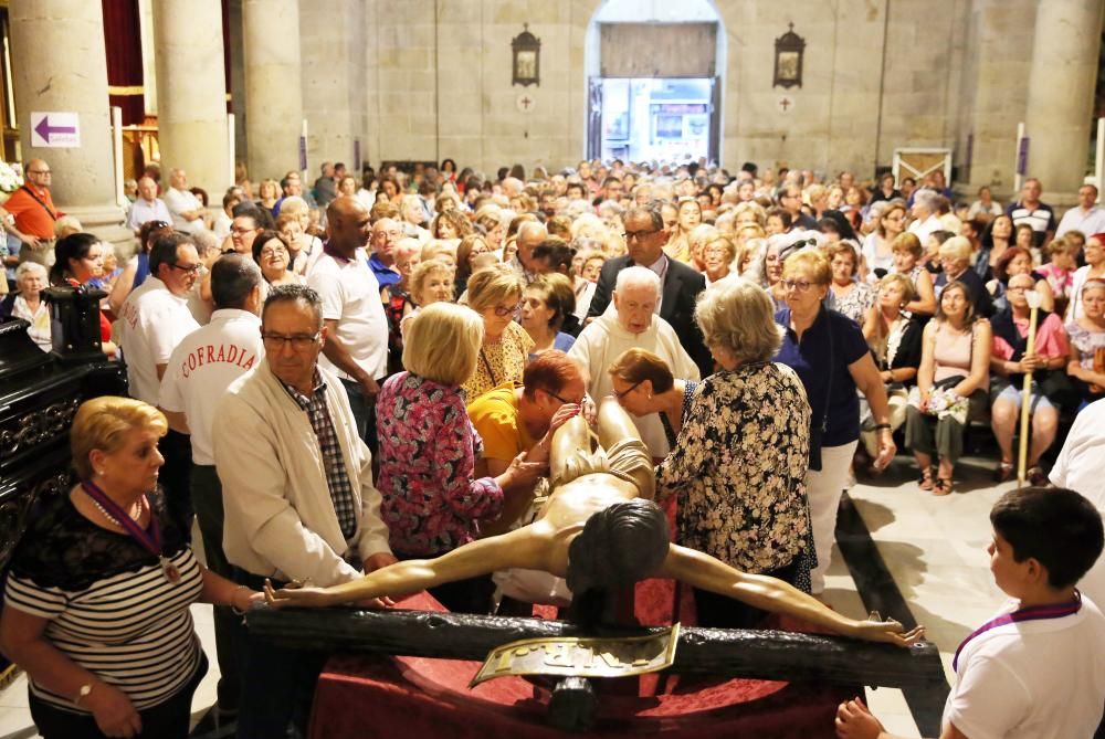 Cientos de devotos llenaron la Colegiata para mostrar respeto y cariño a la figura del Cristo de la Sal.