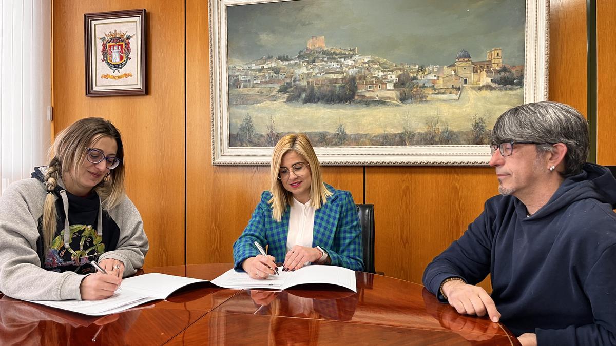 La firma del nuevo convenio de la alcaldesa de Petrer con la asociación ArtenBitrir.