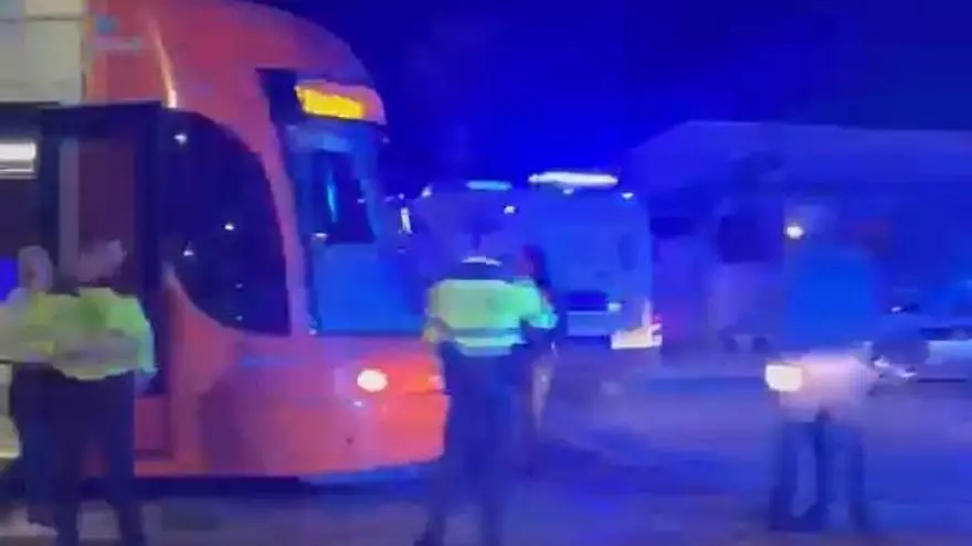 El atropello de un ciclista en la rotonda de la UA obliga a cortar la línea 2 del TRAM de Alicante