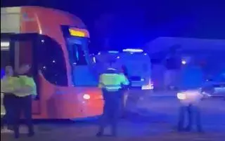 El atropello de un ciclista en la rotonda de la UA obliga a cortar la línea 2 del TRAM de Alicante