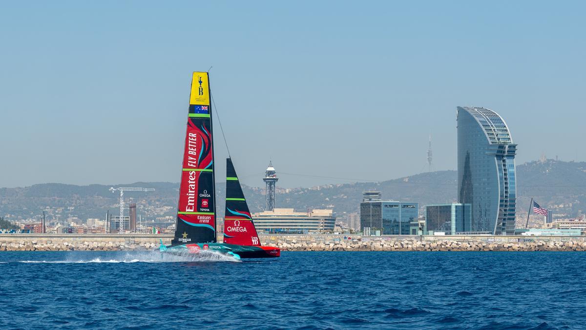 El equipo Emirates Team New Zealand navega su AC75 Te Rehutai en Barcelona