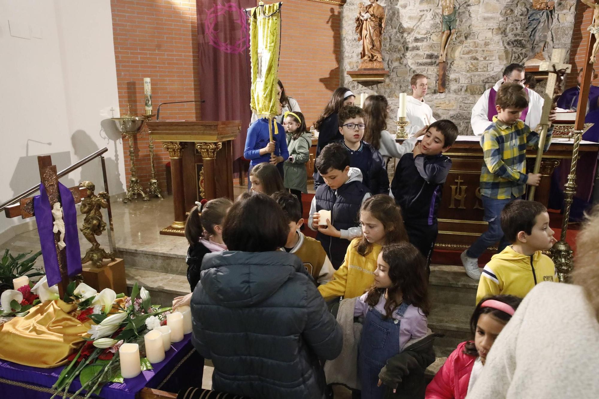 El vía crucis infantil en Viesques, en imágenes