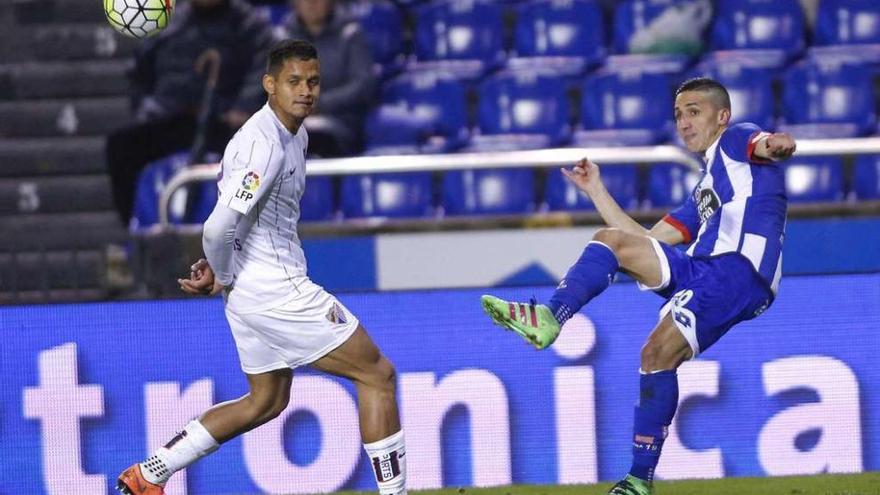 Fayçal envía el balón al área del Málaga en la jugada que acabó en el tercer gol del Deportivo ante el Málaga.