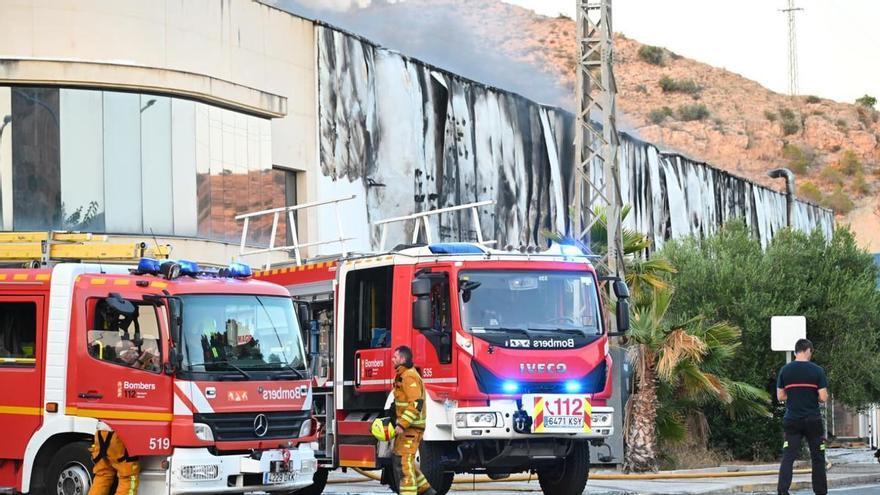Extinguido el incendio de la nave industrial de Aspe tras dos días activo