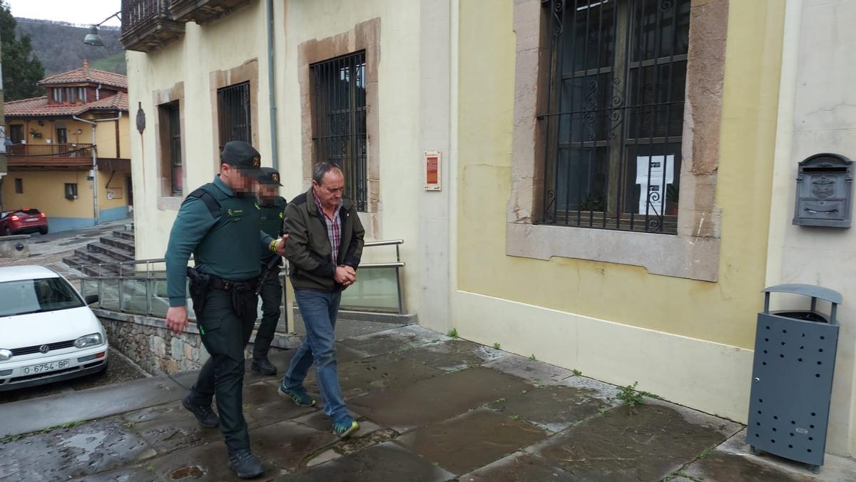 EN IMÁGENES: la entrada en el juzgado del vecino de Allande detenido por apuñalar a su excuñado
