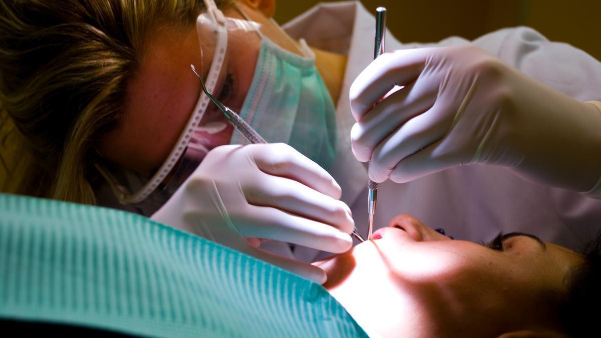 Imagen de una dentista revisando a un paciente