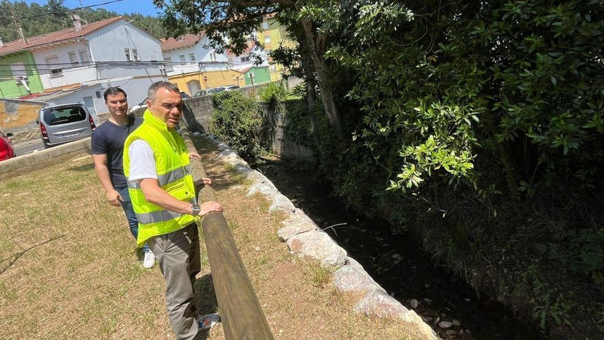 El alcalde de Corvera, Iván Fernández, visita la valla instalada en la escollera cercana al río Alvares . | A.C.