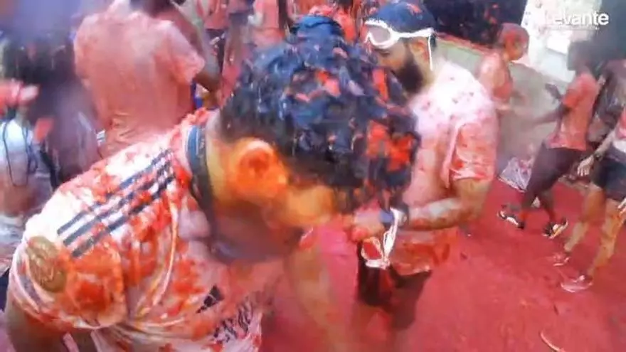 La Tomatina vuelve a teñir Buñol de rojo