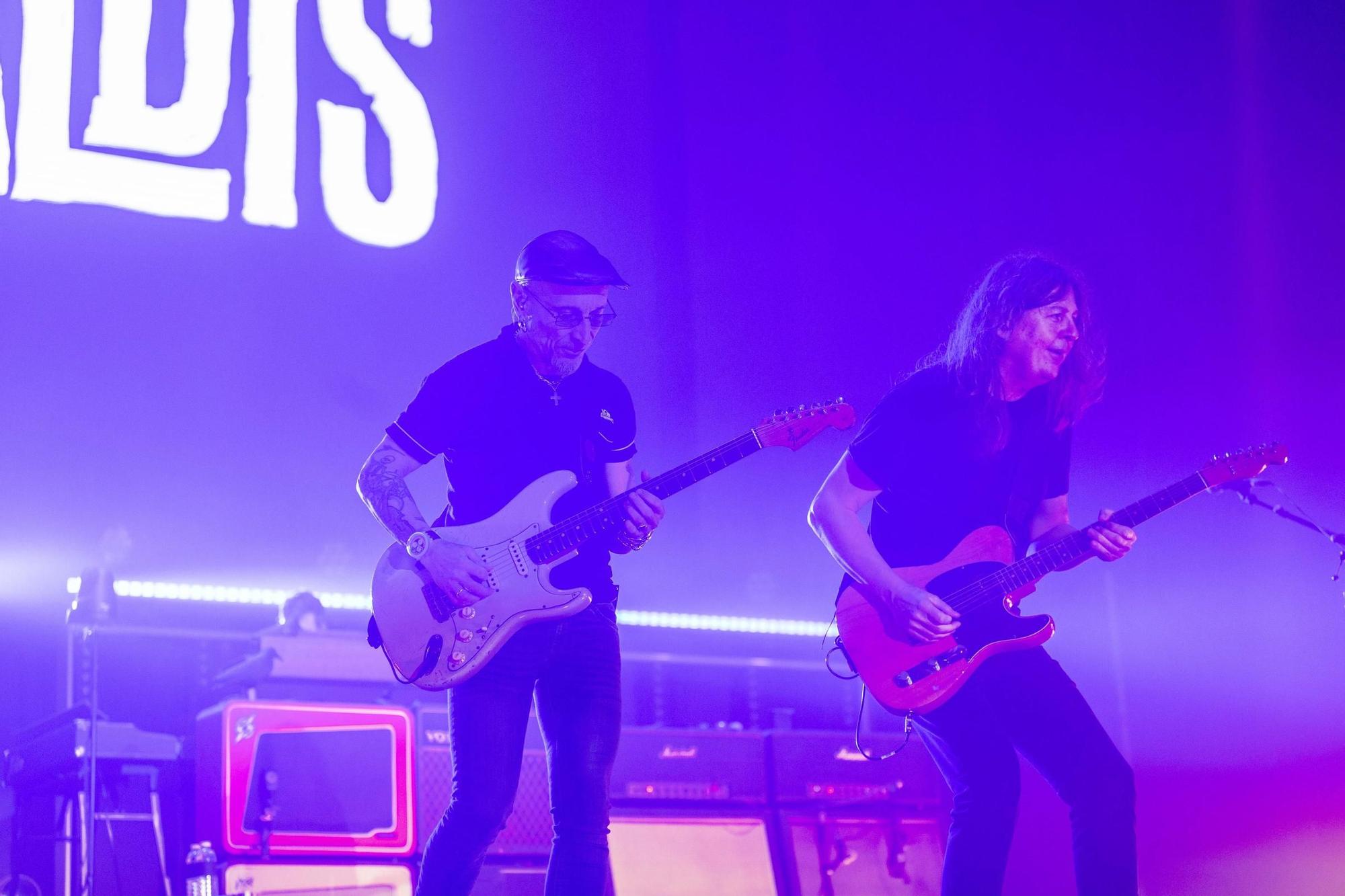 El Multiusos Fontes do Sar a los pies de Fito y sus fitipaldis