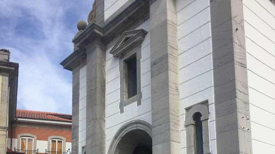 Los restos mortales de José Luis Cano, a las puertas de la iglesia parroquial de Muros de Nalón.