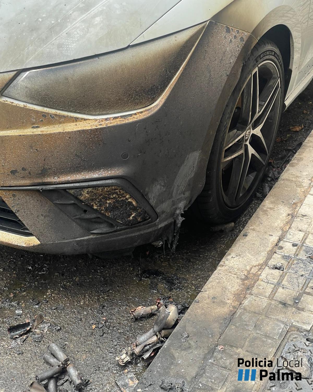 El fuego provocó desperfectos en un coche.