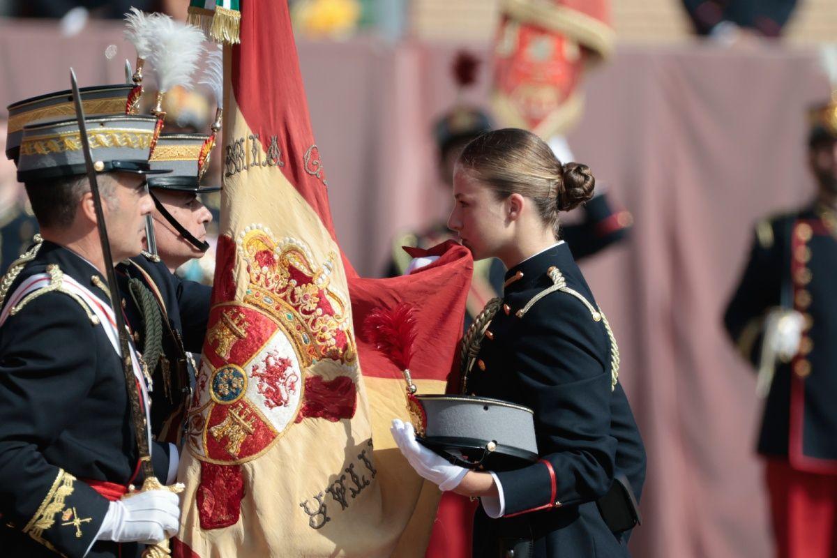 La princesa Leonor besa la bandera