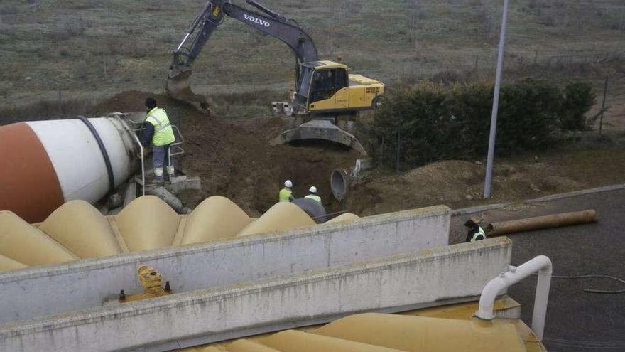 Operarios de Dragados durante las obras de ampliación de la depuradora de aguas residuales.