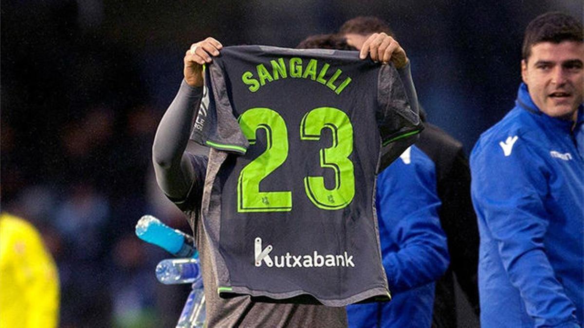 Sangalli homenajeado por sus compañeros en el Celta-Real Sociedad