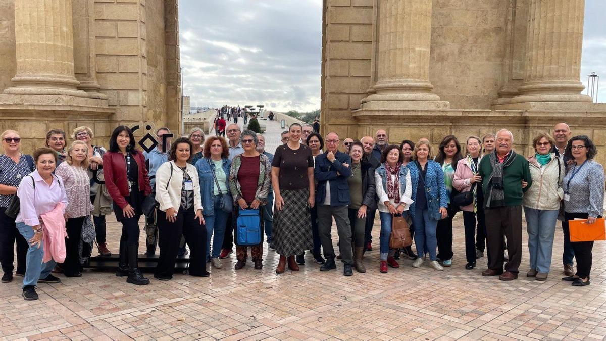 Primera ruta guiada por la ciudad organizada por el Ayuntamiento para los mayores.