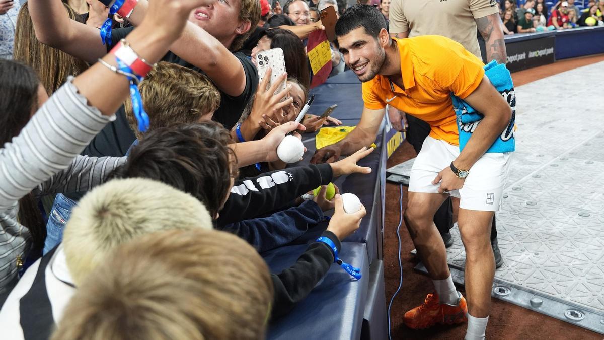Carlos Alcaraz, haciéndose fotos y firmando autógrafos en la exhibición en Miami