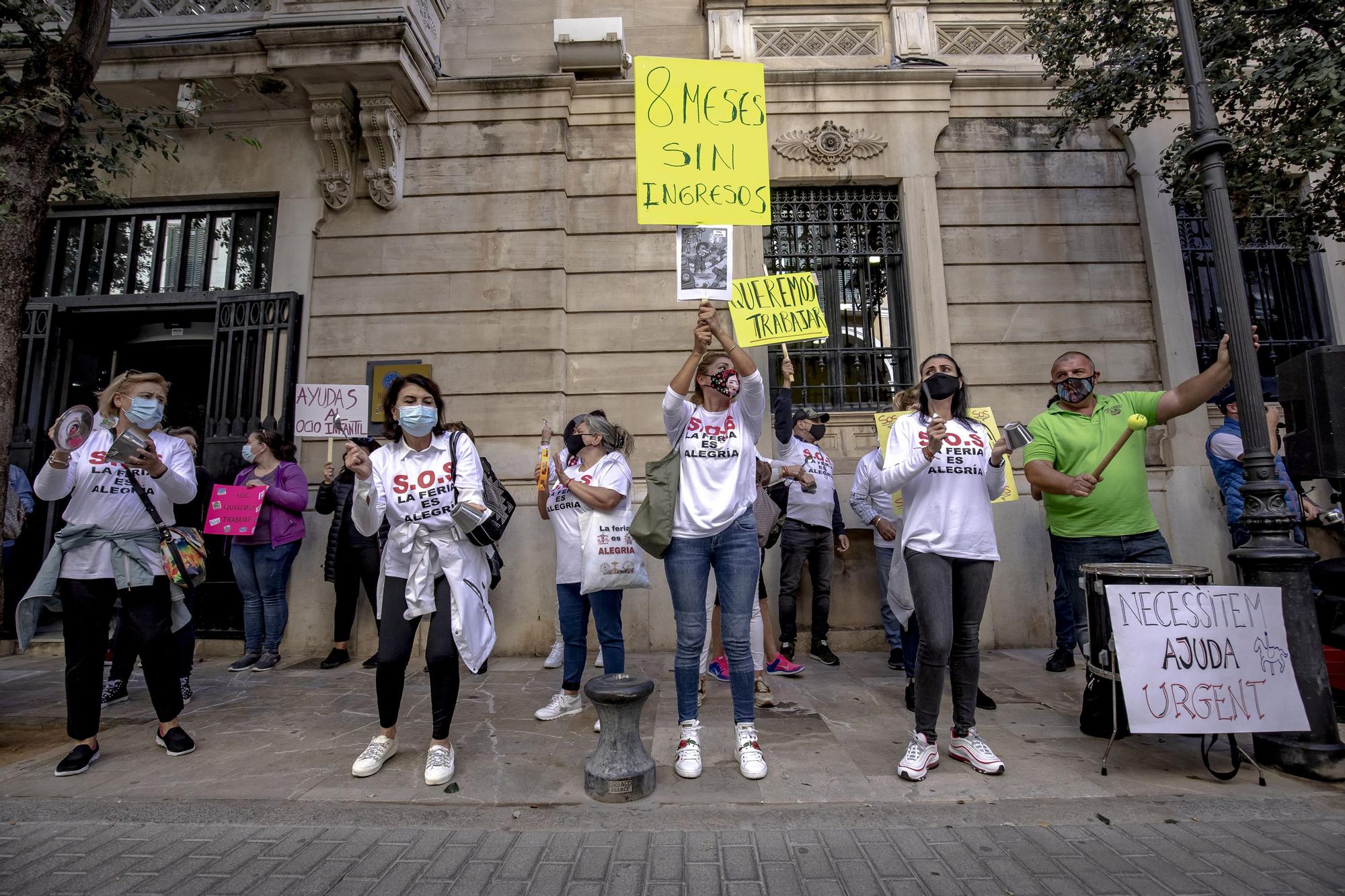 El ocio infantil y los feriantes claman por la reapertura ante el Parlament