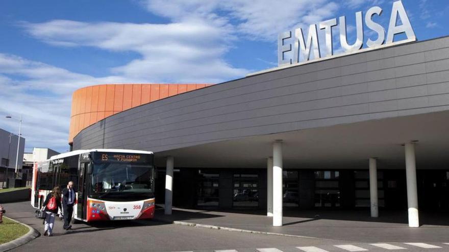 Un autobús a las puertas de las cocheras de Emtusa. | Juan Plaza