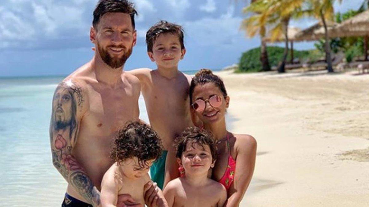 Leo Messi junto a su esposa Antonella y sus hijos Thiago, Mateo y Ciro