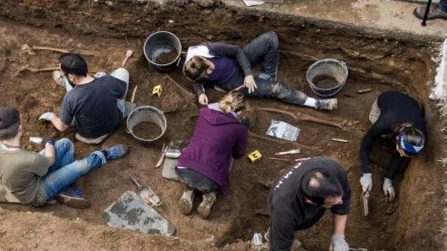Exhumación de los restos de dos guerrilleros en Val do Dubra en 2016.
