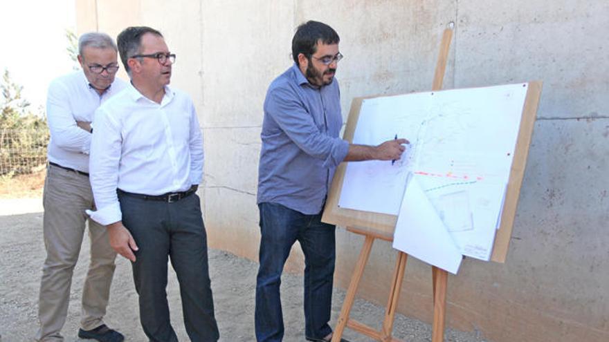 Vicenç Vidal, Josep Marí Ribas y Vicent Torres, muestran los planos de las obras.