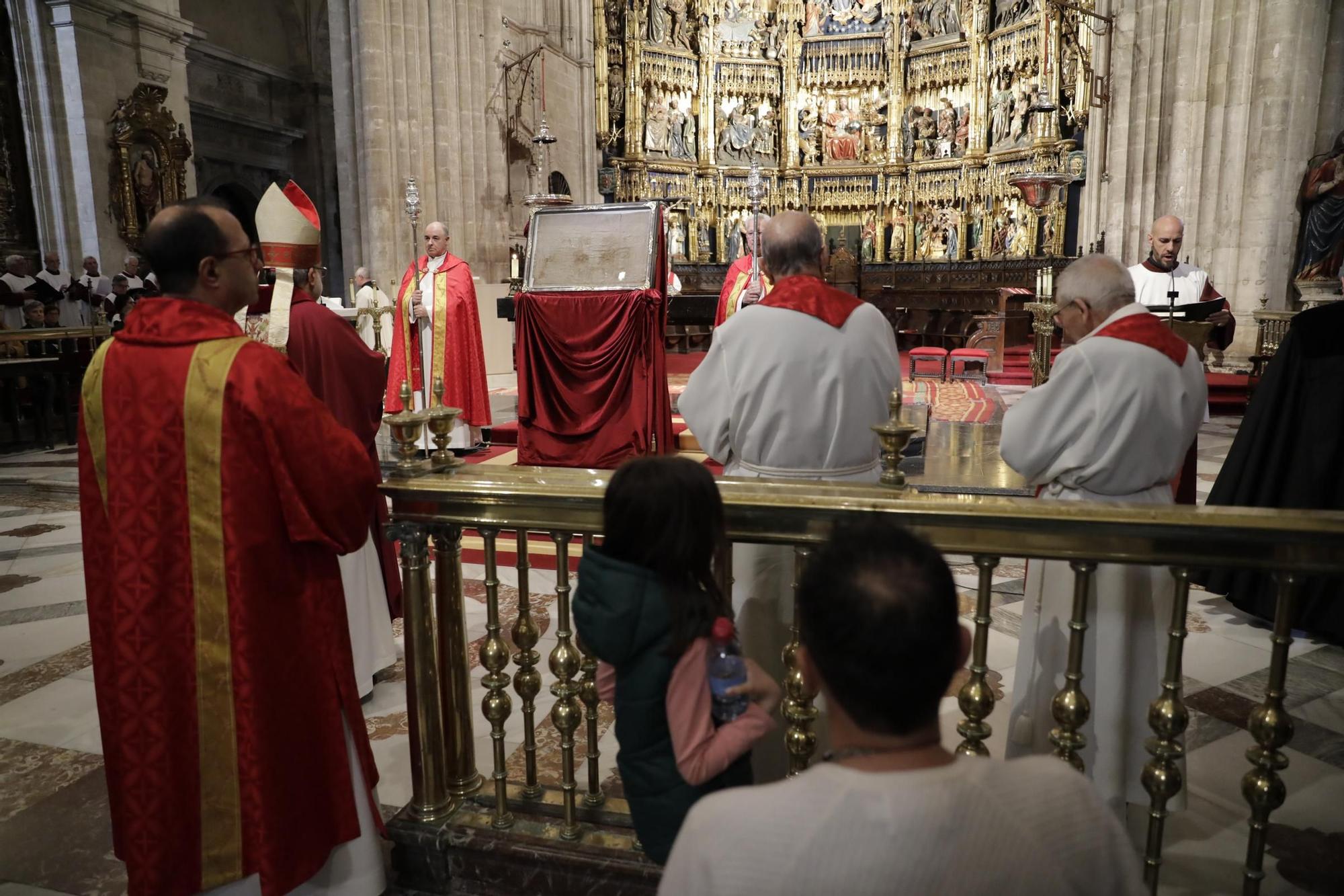 La procesión intergeneracional del Santo Entierro emociona Oviedo