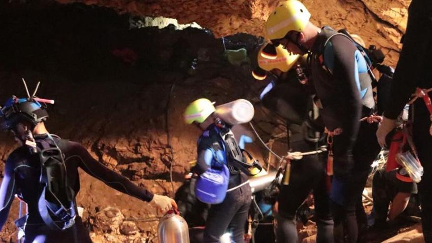 Varios buceadores participan en las tareas de rescate.