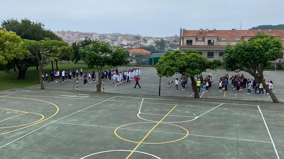 Los alumnos, en el patio