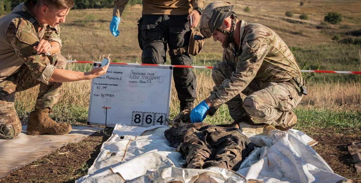 Cercadors de cadàvers al camp de batalla