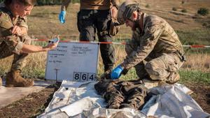 Cercadors de cadàvers al camp de batalla
