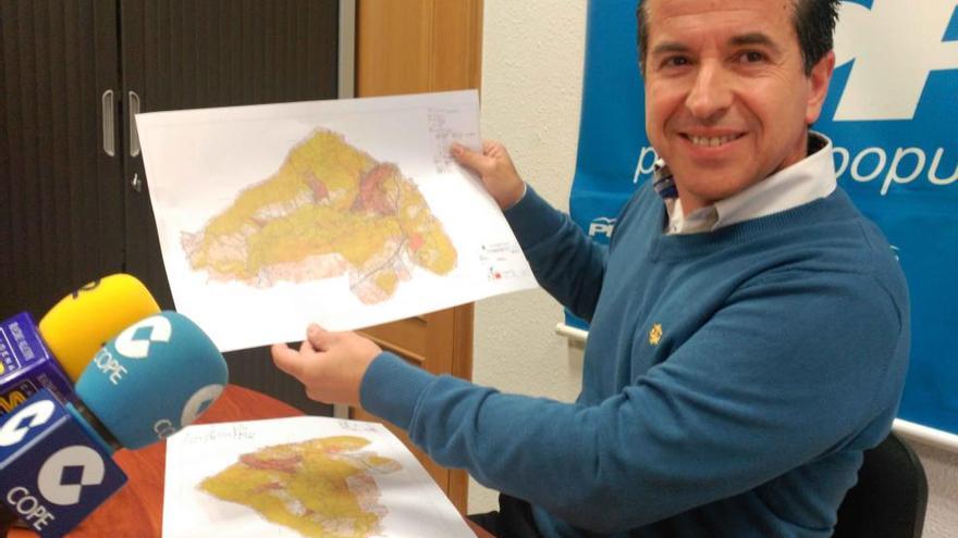 Rafa Miró muestra un plano del término municipal de Alcoy