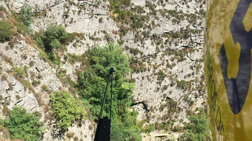 Rescatan en helicóptero a una mujer que había sufrido una caída en la Ruta del Alba (Sobrescobio)