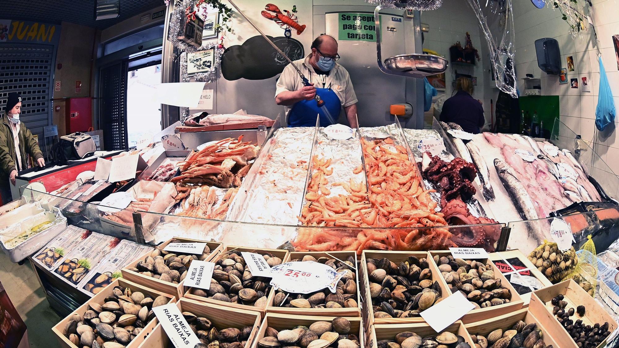 Puesto de pescado y marisco en un  mercado.