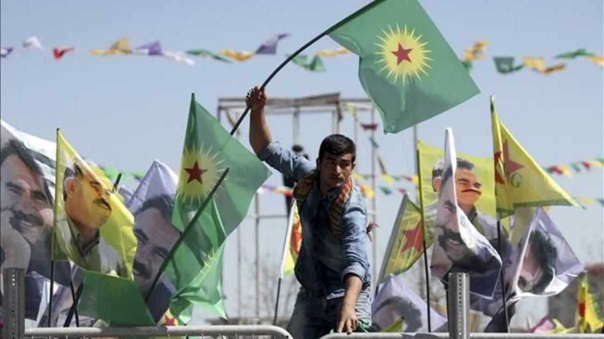 Simpatizantes enarbolan la bandera del PKK.