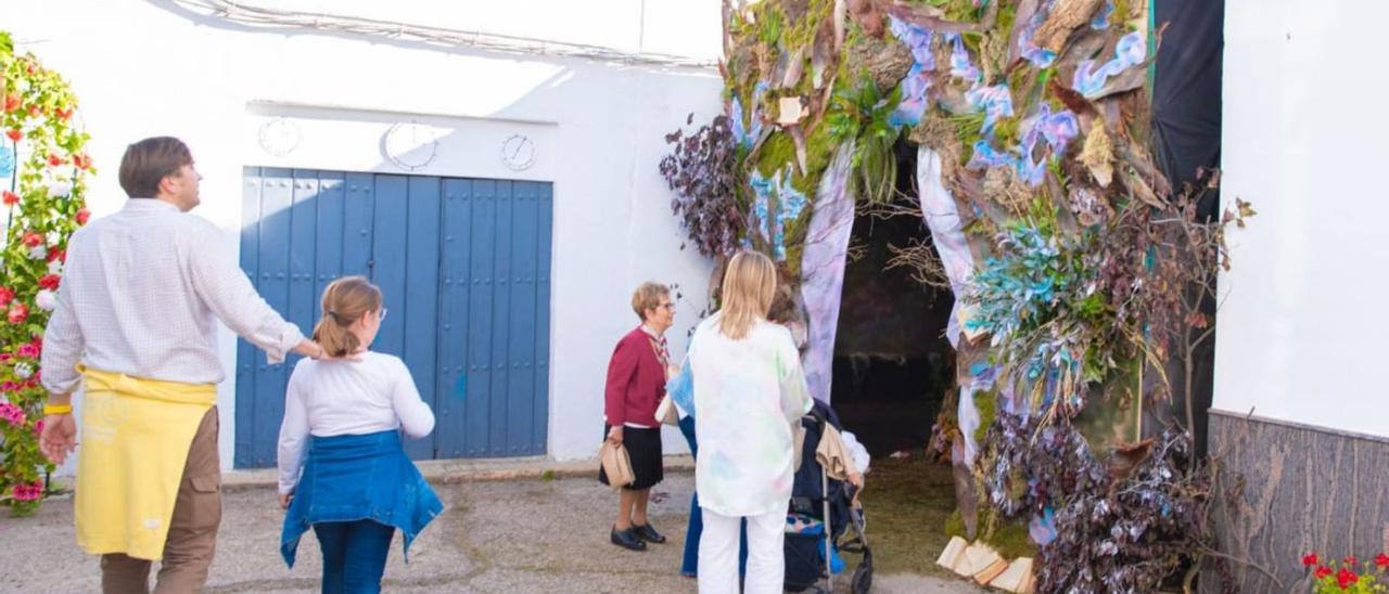 Vecinos y visitantes descubren los espacios animados con arte floral.