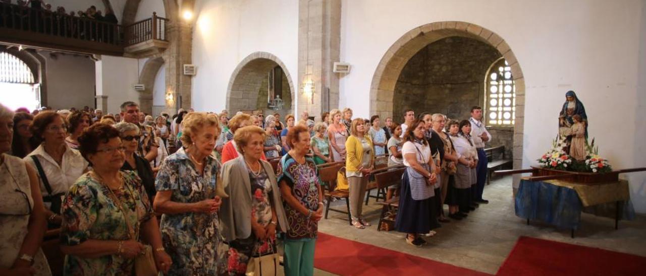 Asistentes a una misa en Sabugo.