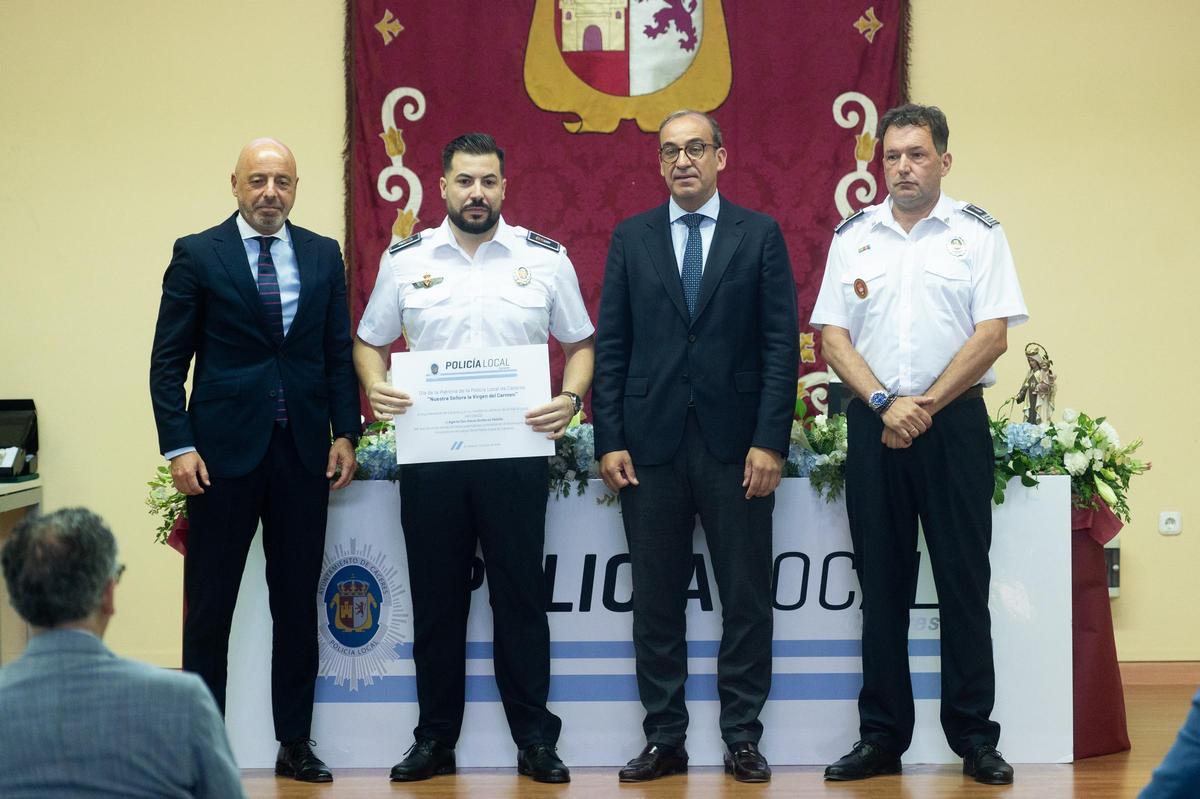Galería | Así ha sido la entrega de distinciones a los agentes de la Policía Local de Cáceres por la festividad de la Virgen del Carmen