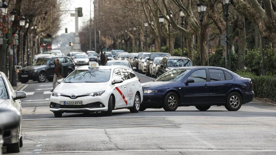 El sector pide más parkings que eviten las colas de vehículos dando vueltas a Cánovas en busca de un hueco.