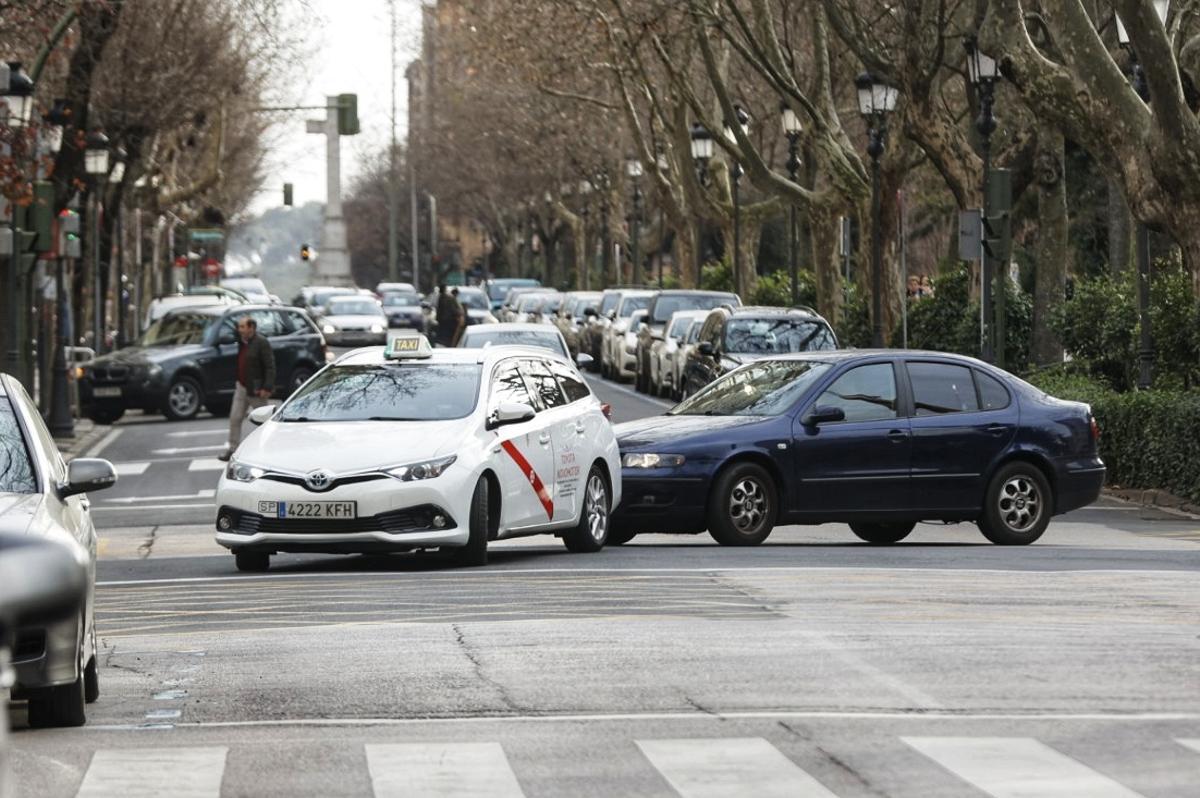 El sector pide más parkings que eviten las colas de vehículos dando vueltas a Cánovas en busca de un hueco.