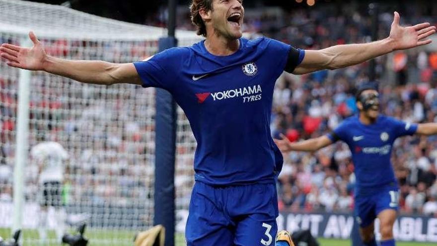 Marcos Alonso celebra un gol del Chelsea junto a Pedro.