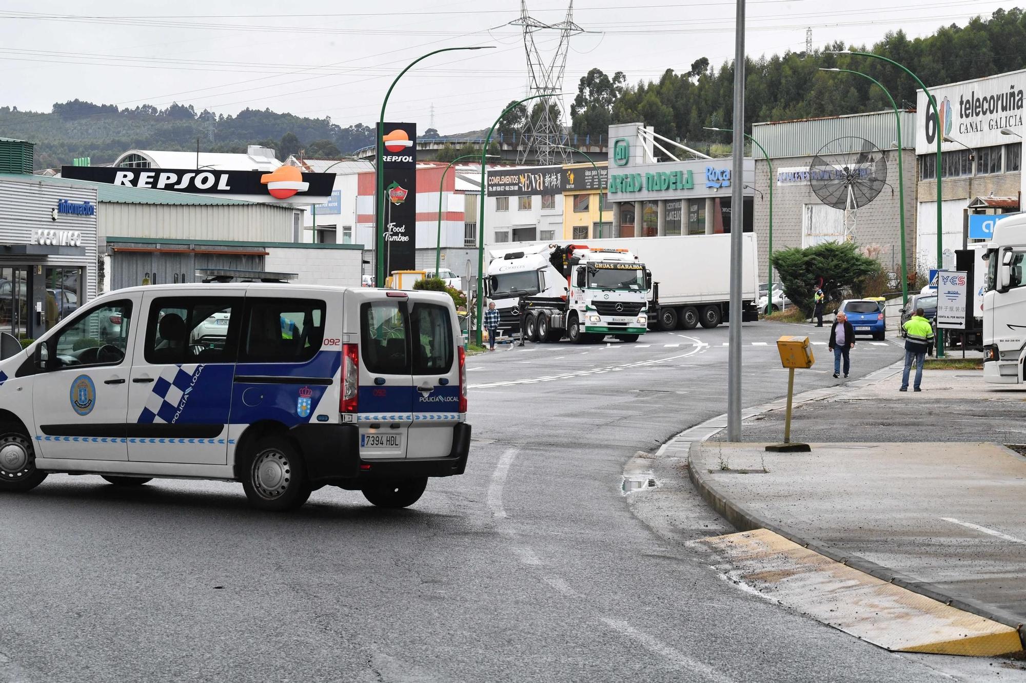 Un tráiler queda atascado en Pocomaco e interrumpe el tráfico en los accesos al polígono